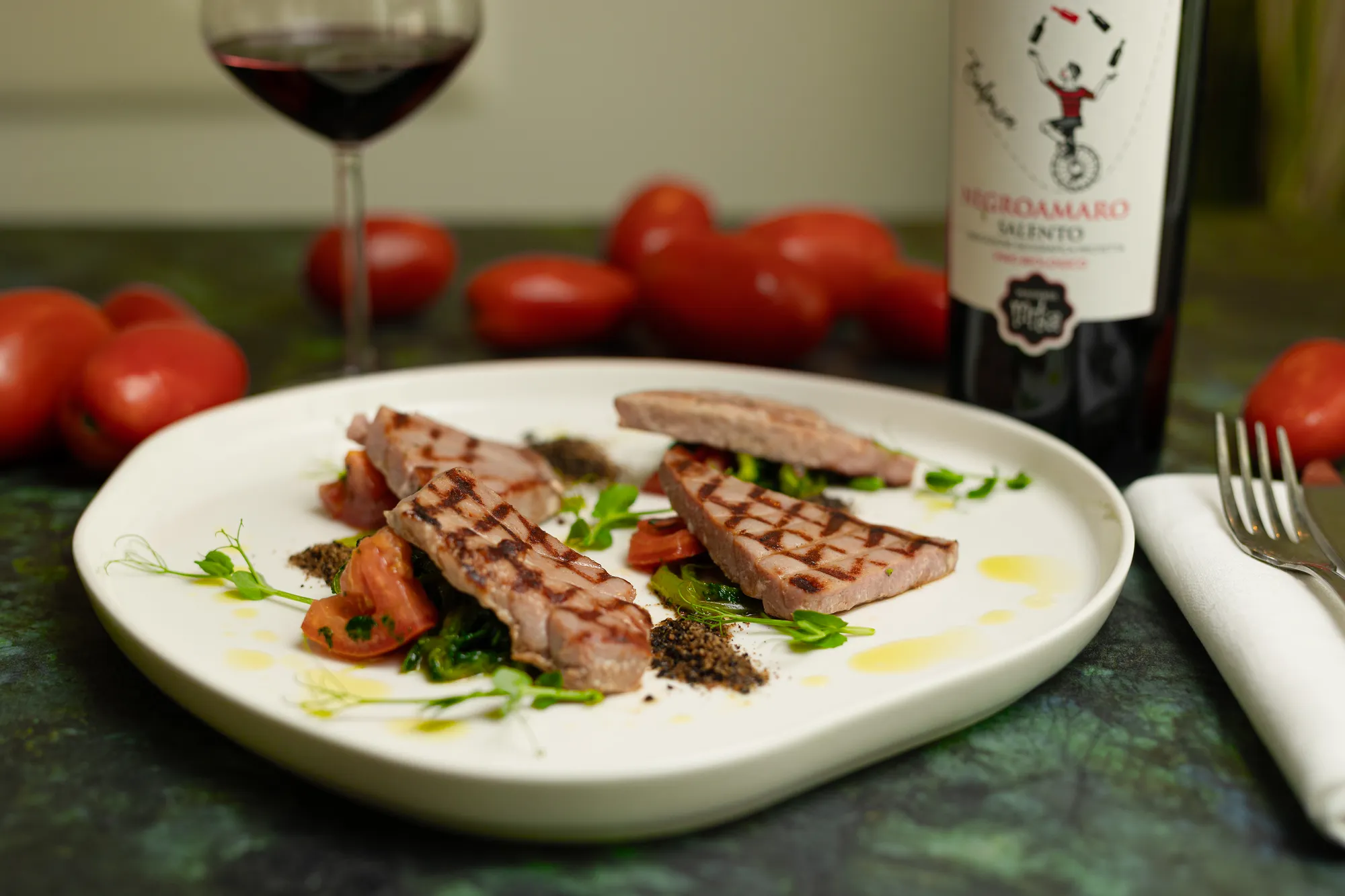 Tonno Scottato alle Cicorie, Polvere di Olive Nere e Amaretto
